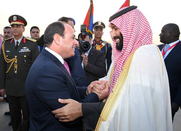 Egyptian President Abdel Fattah al-Sisi welcomes Saudi Crown Prince Mohammad Salman at Cairo Airport, Egypt, March 4, 2018 (Reuters photo)